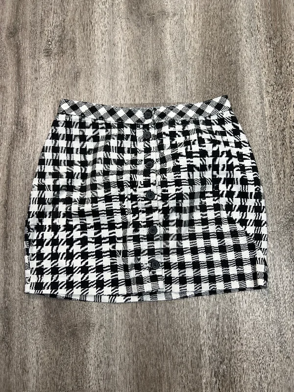Skirt Mini & Short By Divided In Black & White, Size: M